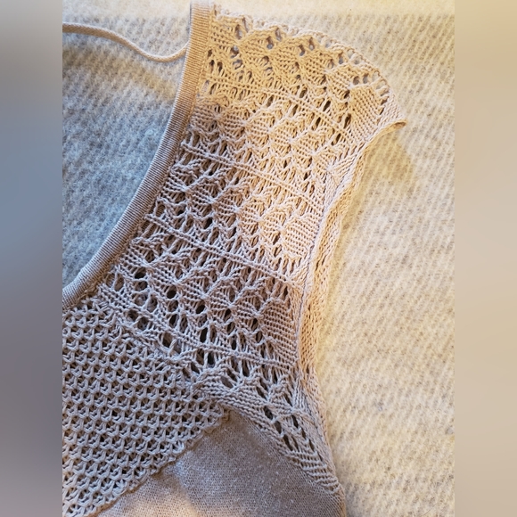 Le Chateau 100% cotton top w crochet cap sleeves beige neutral natural fiber - Picture 6 of 12